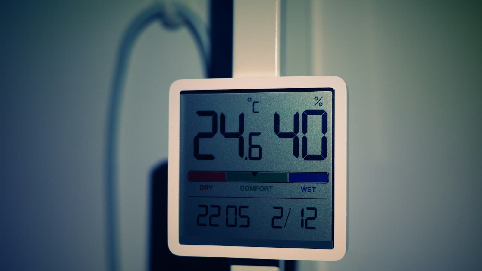 Cyfrowy termometr z dużym wyświetlaczem temperatury zawieszony na drzwiach
