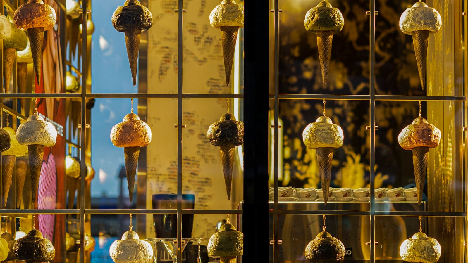 Gałki rzemieślniczych lodów w witrynie cukierniczej