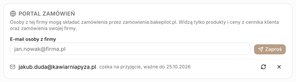 Sekcja Portal zamówień na karcie klienta: opis, pole E-mail osoby z firmy z przyciskiem Zaproś oraz oczekujące zaproszenie jakub.duda@kawiarniapyza.pl z dopiskiem czeka na przyjęcie, ważne do 25.10.2026 i ikonami wysłania ponownie i cofnięcia