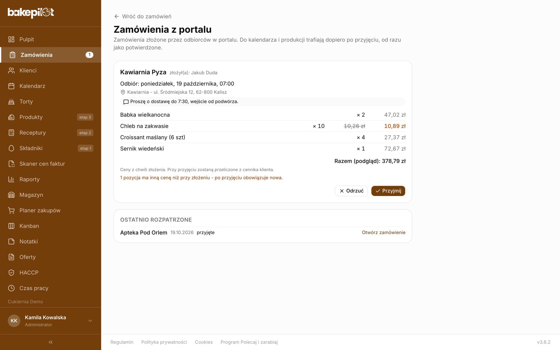 Ekran Zamówienia z portalu w panelu: licznik 1 przy Zamówieniach w menu bocznym, karta Kawiarnia Pyza, złożył(a): Jakub Duda, odbiór poniedziałek 19 października 07:00, adres dostawy, uwagi, cztery pozycje, przy Chlebie na zakwasie przekreślone 10,26 zł i nowe 10,89 zł, informacja, że 1 pozycja ma inną cenę, przyciski Odrzuć i Przyjmij oraz sekcja Ostatnio rozpatrzone