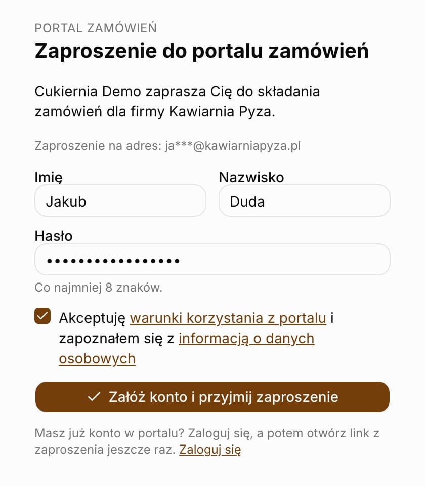 Strona Zaproszenie do portalu zamówień: Cukiernia Demo zaprasza Cię do składania zamówień dla firmy Kawiarnia Pyza, zamaskowany adres zaproszenia, pola Imię, Nazwisko i Hasło, zaznaczona akceptacja warunków i przycisk Załóż konto i przyjmij zaproszenie