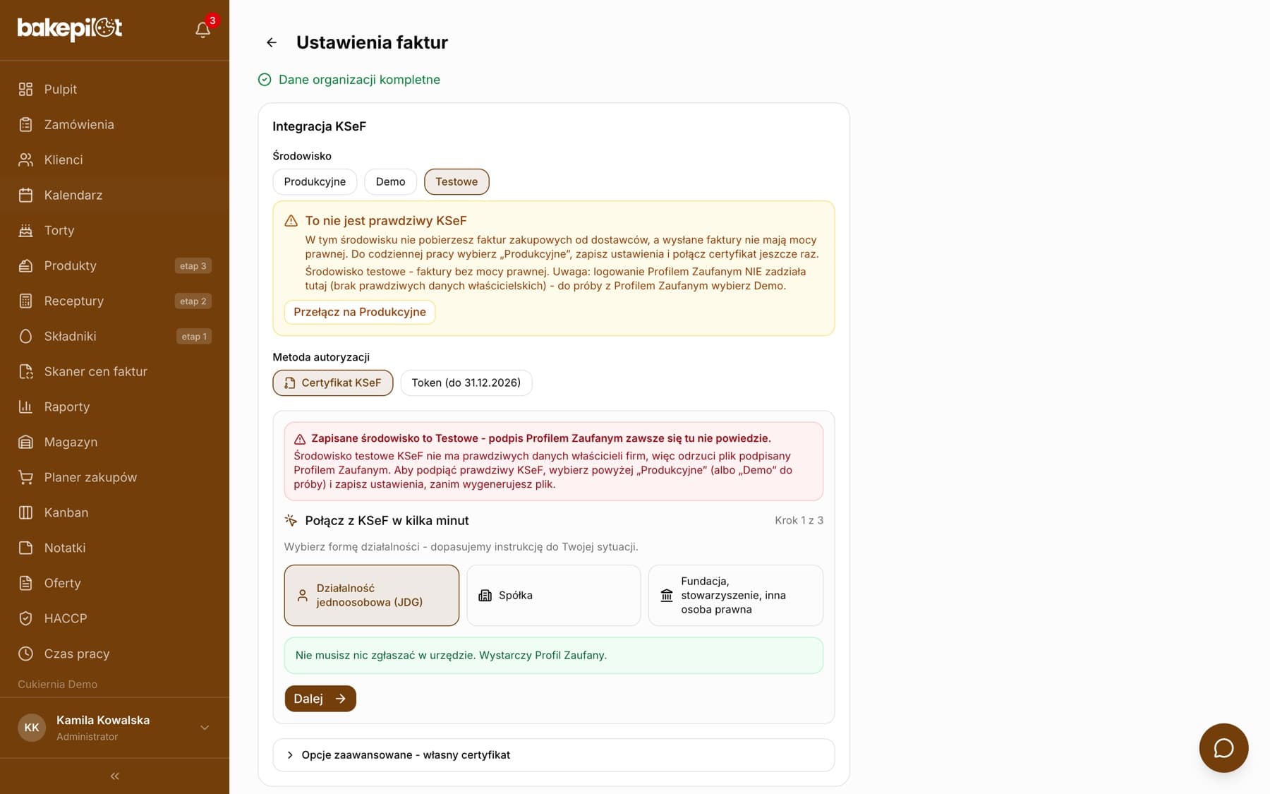 Ustawienia faktur, sekcja Integracja KSeF: wybrane środowisko Testowe, żółta ramka To nie jest prawdziwy KSeF z przyciskiem Przełącz na Produkcyjne, metoda autoryzacji Certyfikat KSeF i pierwszy krok kreatora Połącz z KSeF w kilka minut