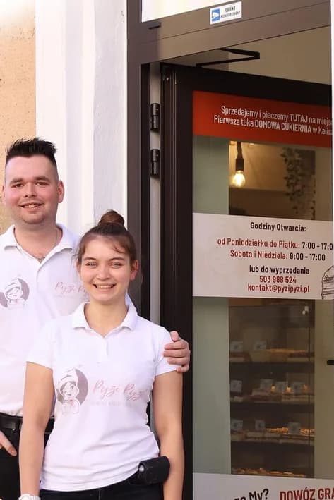 Kamila i Patryk przed cukiernią PyziPyzi w Kaliszu